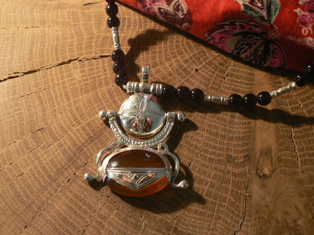 [CL438] Collier Touareg Egourou Rouge Balance Perles Noires H