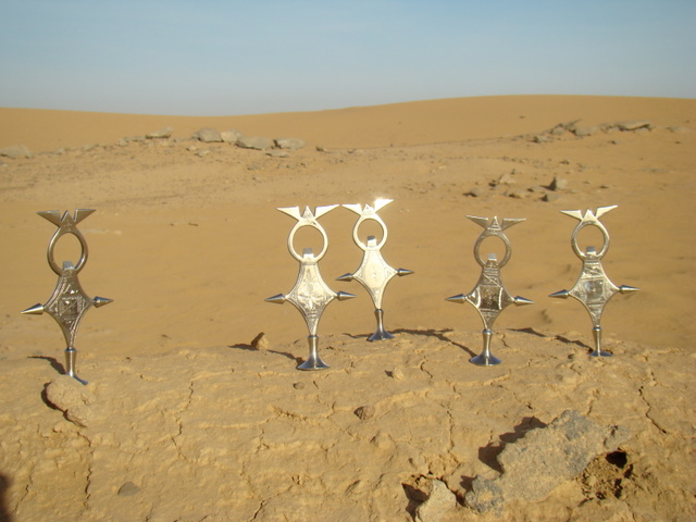 [AT302] Décapsuleur Touareg sur Pied Croix du Niger