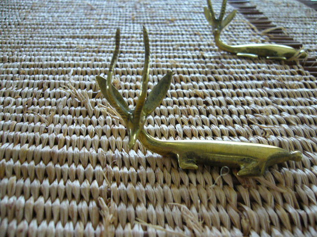 [AT553] Porte-couteaux Touareg Laiton Gazelle Couchee