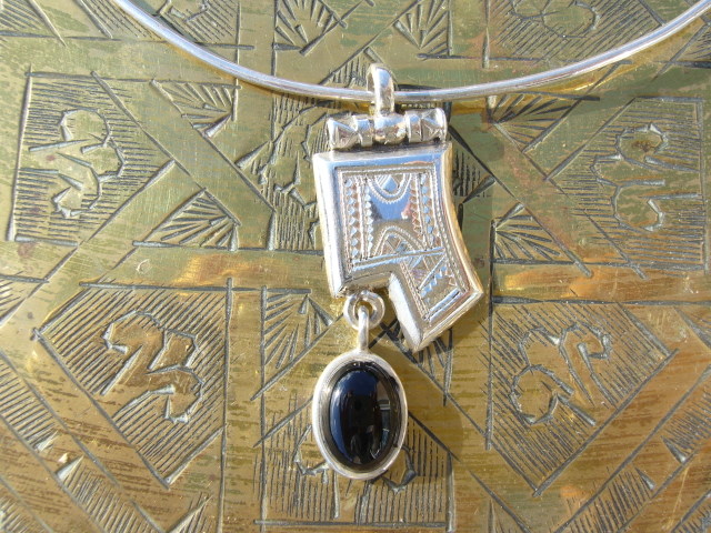 [CL413] Collier Touareg Carte de l'Air noir